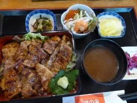 お料理　笹のみ笹豚重ご膳写真