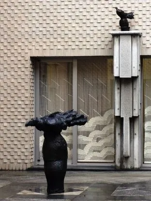 柳原義達作　中庭の鳥たち　道標　鳩・鴉